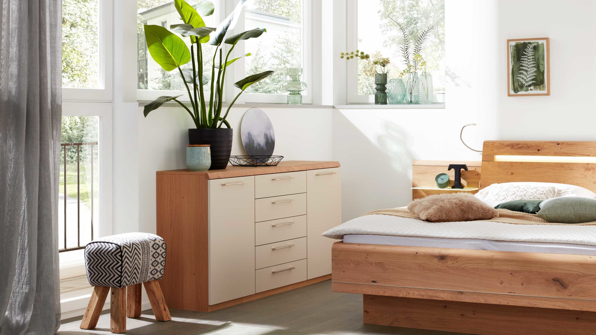 Kombikommode Interliving aus Holz in Beige Interliving Schlafzimmer Serie 1013 – Kombikommode 67006 zwei Türen, fünf Schubladen - Sand & Balkeneiche