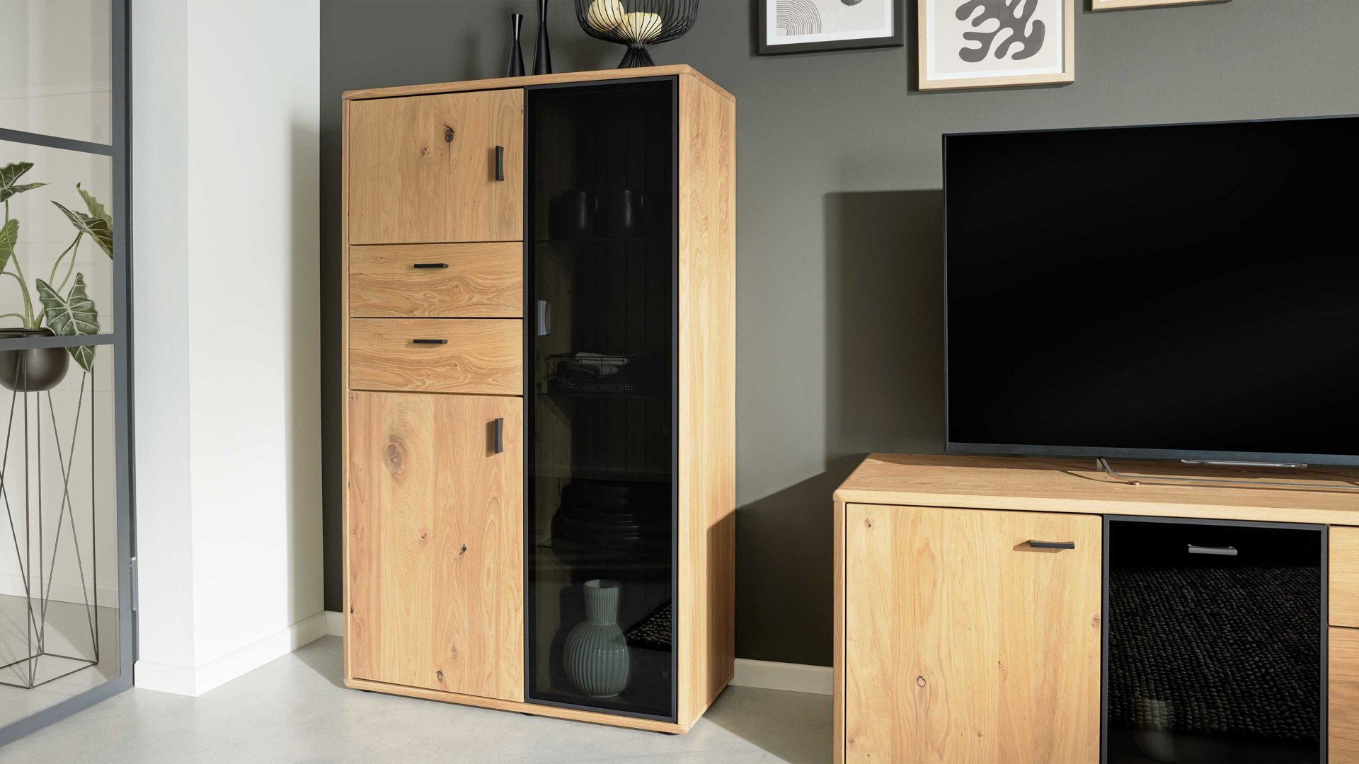 Highboard Interliving aus Holz in Holzfarben Interliving Wohnzimmer Serie 2024 - Highboard 14 Eiche & Schwarzglas - drei Türen, zwei Schubladen