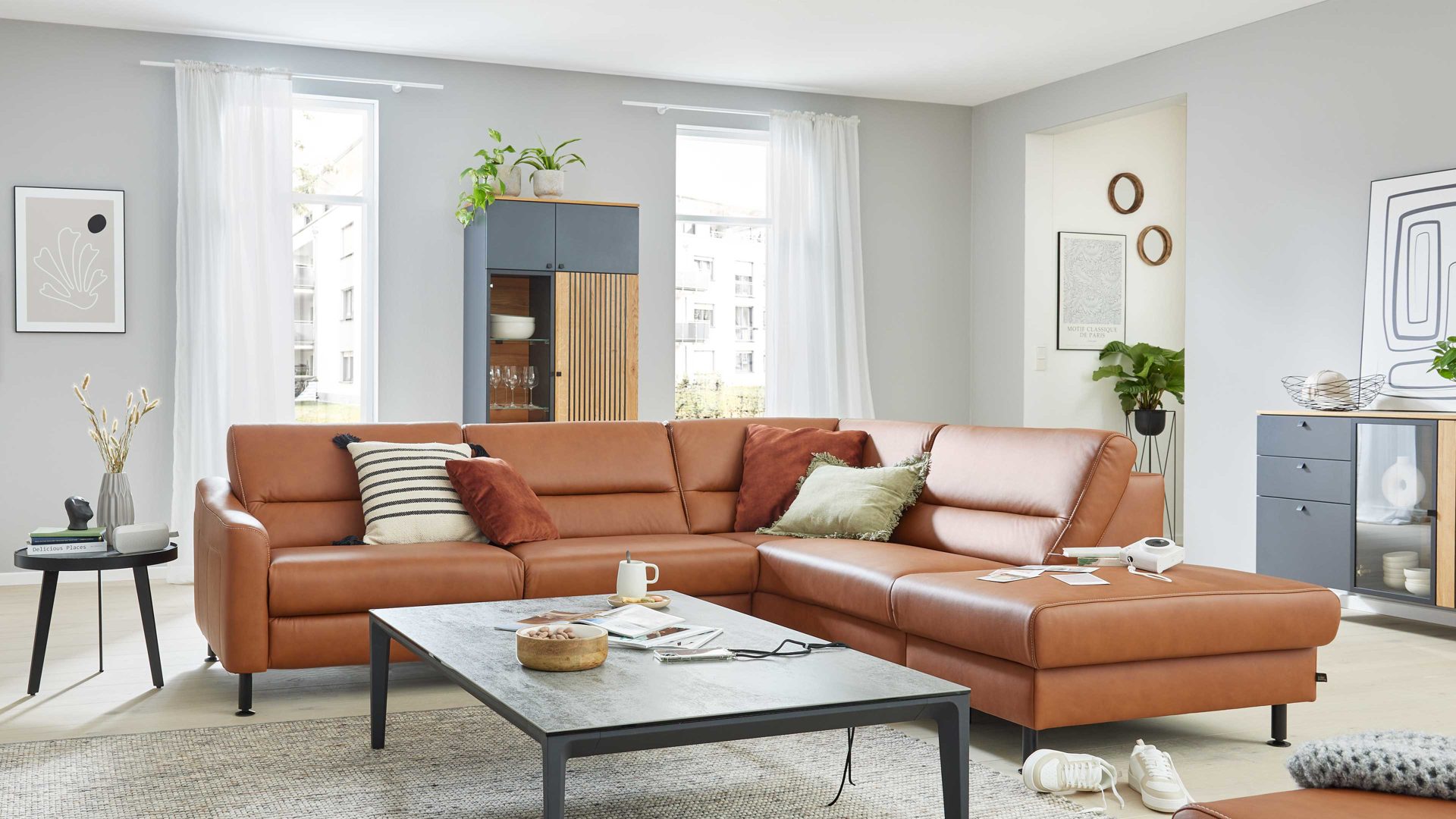 Ecksofa Interliving aus Leder in Orange Interliving Sofa Serie 4355 – Ecksofa mit Federkernpolsterung parkettfarbenes Leder Vivre – Stellfläche ca. 274 x 238 cm