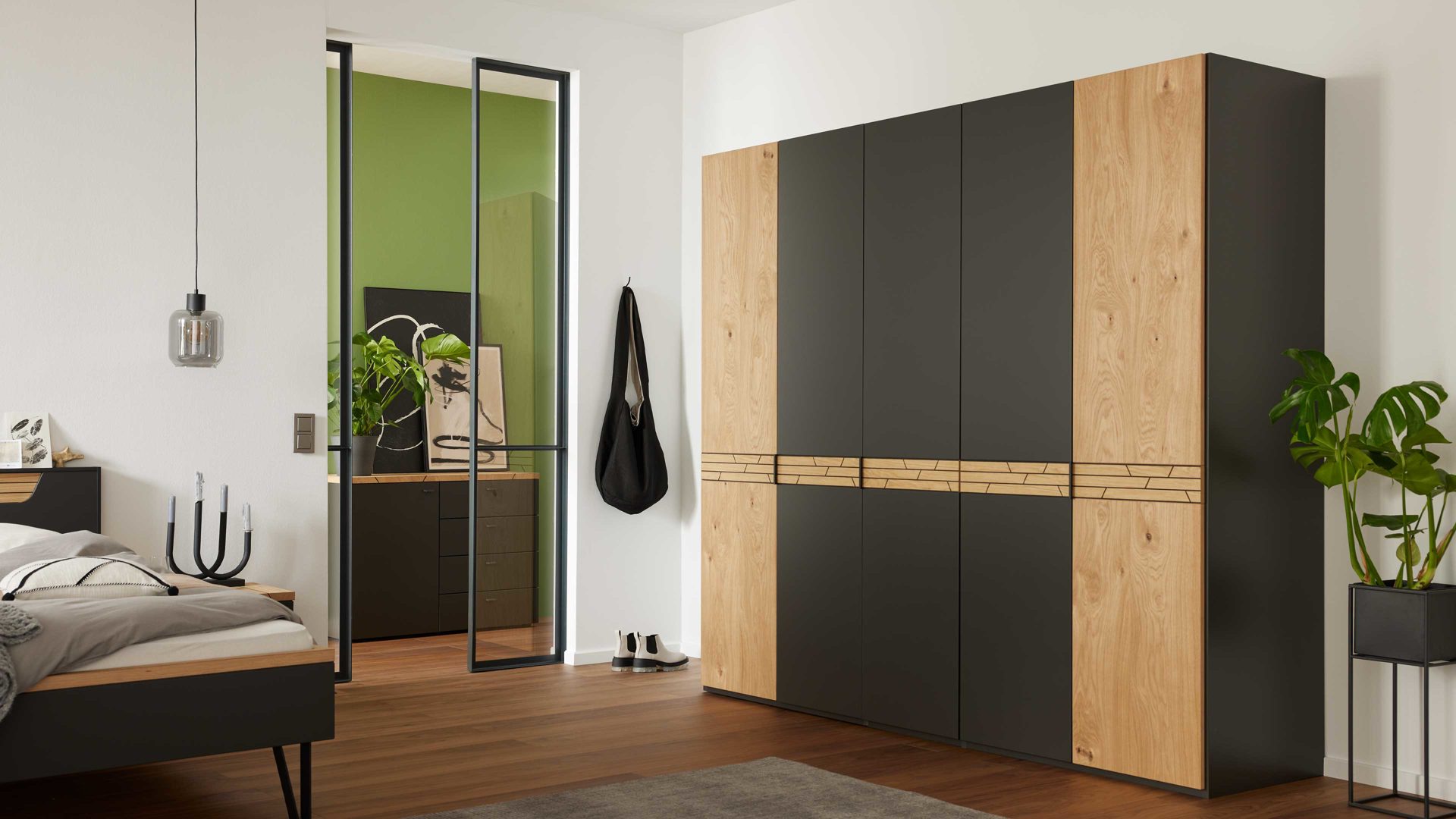 Kleiderschrank Interliving aus Holz in Schwarz Interliving Schlafzimmer Serie 1030 - Kleiderschrank 782811 Schieferschwarz & Casa Wildeiche - fünf Türen, Breite ca. 252 cm